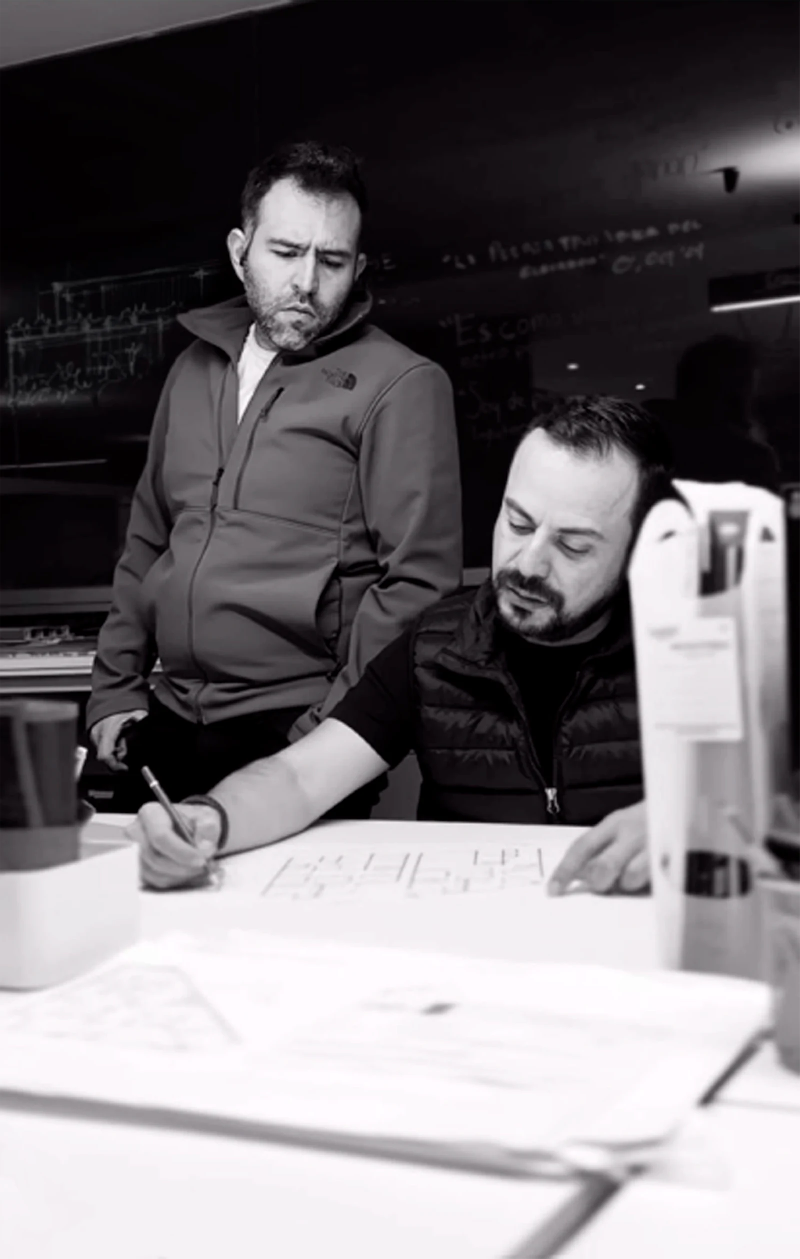 Socios de BOU Arquitectura trabajando en el taller